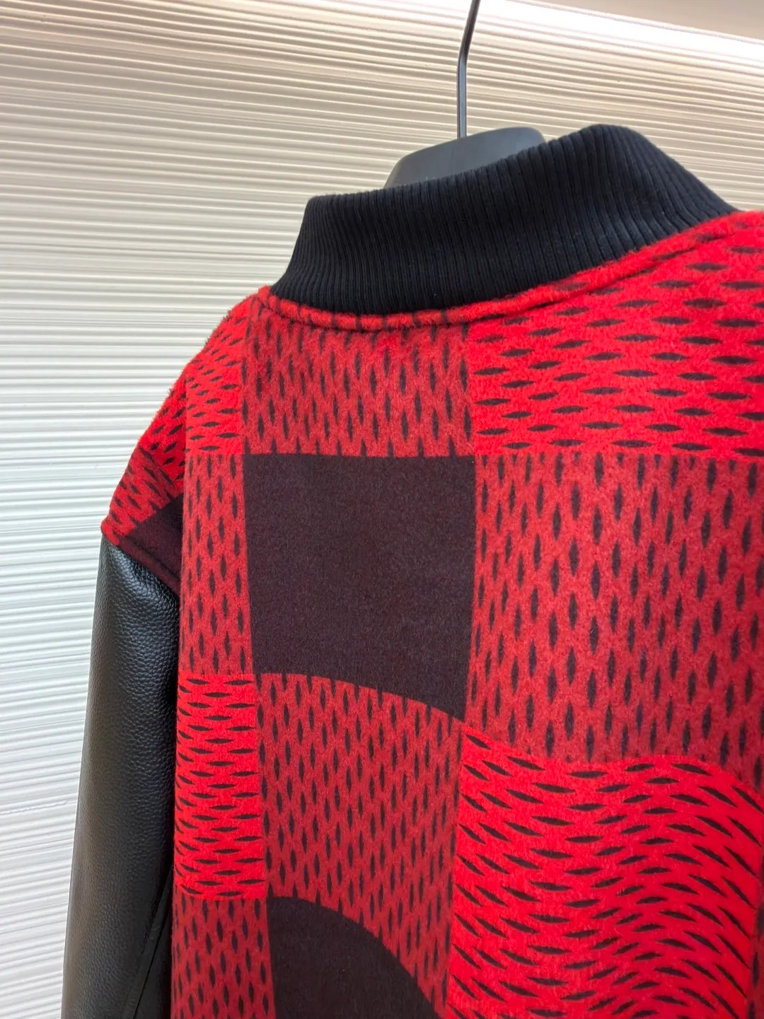 LOUIS VUITTON Plaid Logo Letter Beaded Embroidery Jacket ●Original version: Purchased and developed by 45646 ●Item number: 1681758-B95 ●Fabric: wool blended fabric ●Technology: Beaded embroidery production ●Color: red and black plaid ●Version: Fitted version ●Weight: about 1250 grams ●Size: 46-48-50-52 ●Description: The main body is made of contrasting plaid knitted fabric, with texture levels created through jacquard weaving technology. It is soft to the touch and has a crisp silhouette; the sleeves are spliced with matte leather and treated with scratch-resistant and wear-resistant treatment, giving it both texture and durability. The body of the garment is decorated with the brand's letter logo, using three-dimensional embroidery technology, with bright colors and clear texture to enhance recognition. The version is designed with a fitted baseball collar and is equipped with pearl button closure, making it easy to put on and take off. The ribbed collar, cuffs and hem enhance the fit and take into account windproofness and casual feel. The splicing of the whole garment adopts precision locking technology, with no exposed threads, and the size is measured manually (an error of 1-3CM is normal). The craftsmanship balances the softness of knitting and the toughness of leather, presenting the brand's trendy and advanced style. The overall wiring is straight and delicate, the fabric is comfortable and soft, and the color is consistent without color difference. It can be matched with the same style to create a fashionable look and control various occasions. Customized accessories, complete with three standards, same style for men and women!